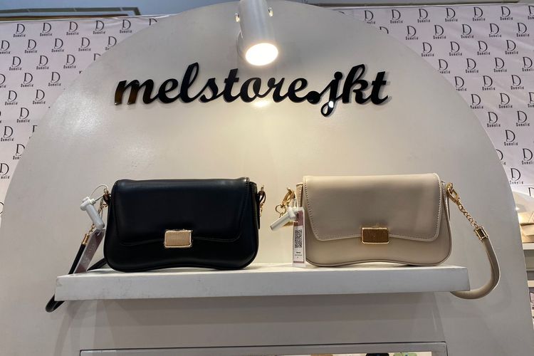 Produk Melstore.jkt di Indonesia Fashion Week 2024, JCC Senayan, Jakarta Pusat, Rabu (27/03/2024).