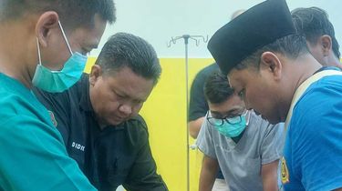 Cerita Damkar Ponorogo 1 Jam Tangani Evakuasi Cincin di Bagian Vital Pria