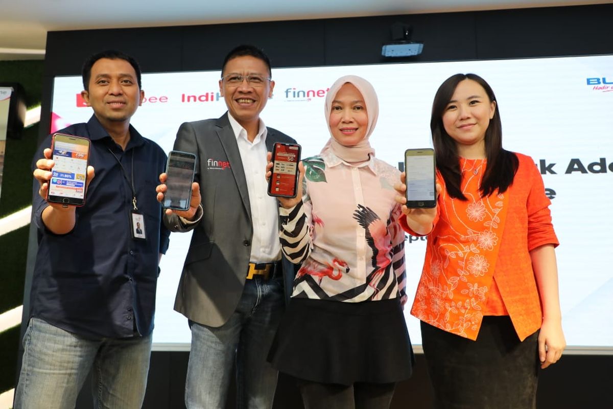 (Kanan ke Kiri) Direktur Shopee Indonesia Christin Djuarto, Direktur Consumer Service Telkom Siti Choiriana, Direktur Utama Finnet Paulus Djatmiko dan Operation Vice President Consumer Assurance Telkom Agus Winarno usai penandatanganan kerja sama dan peluncuran Cross-Selling Add On IndiHome via Shopee di Jakarta, Rabu (11/09).