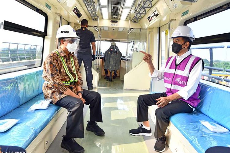 Presiden Joko Widodo (kanan) bersama Menteri Perhubungan Budi Karya Sumadi meninjau Stasiun Light Rail Transit (LRT) Taman Mini Indonesia Indah (TMII), Rabu (9/6/2021). Dalam kunjungan itu, Presiden menjelaskan perkembangan pembangunan LRT yang sudah mencapai 84,7 persen.