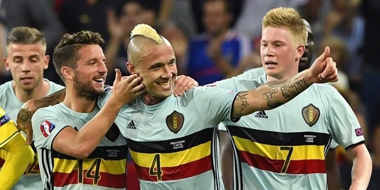 Gelandang Belgia, Radja Nainggolan (tengah), merayakan gol ke gawang Swedia bersama rekan-rekannya, di Allianz Riviera, Nice, pada Selasa (22/6/2016) waktu setempat.