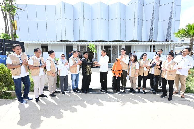 Presiden Joko Widodo meluncurkan program Nusantara Green Pesantren, bagian dari upaya untuk mewujudkan visi Ibu Kota Negara Nusantara (IKN) sebagai Kota Hutan.