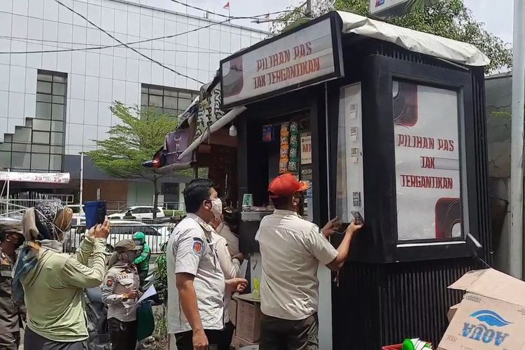 Puluhan reklame rokok di kawasan Jakarta Timur telah ditertibkan Satuan Polisi Pamong Praja (Satpol PP).