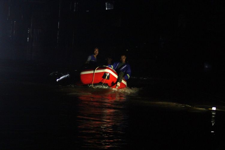 Tim SAR gabungan melakukan evakuasi warga yang terjebak banjir di Perumahan Ciledug Indah 1, Tangerang, Banten, Rabu (1/1/2020) malam. Banjir yang merendam perumahan setinggi dua hingga empat meter tersebut disebabkan karena meluapnya Kali Angke. ANTARA FOTO/Muhammad Iqbal/wsj.