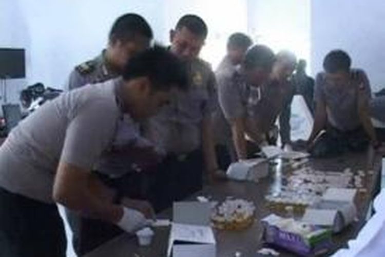 Sebanyak 274 personel Polres Mamuju Utara menjalani tes urine di kantor Satuan Lalu Lintas Polres Mamuju Utara, Selasa (19/11/2013).