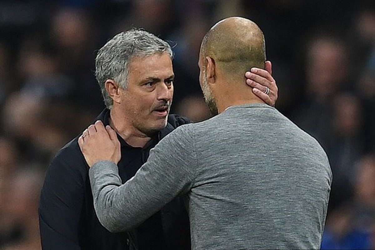 Pelatih Tottenham Hotspur, Jose Mourinho (kiri), bersama juru taktik Man City, Pep Guardiola (kanan).