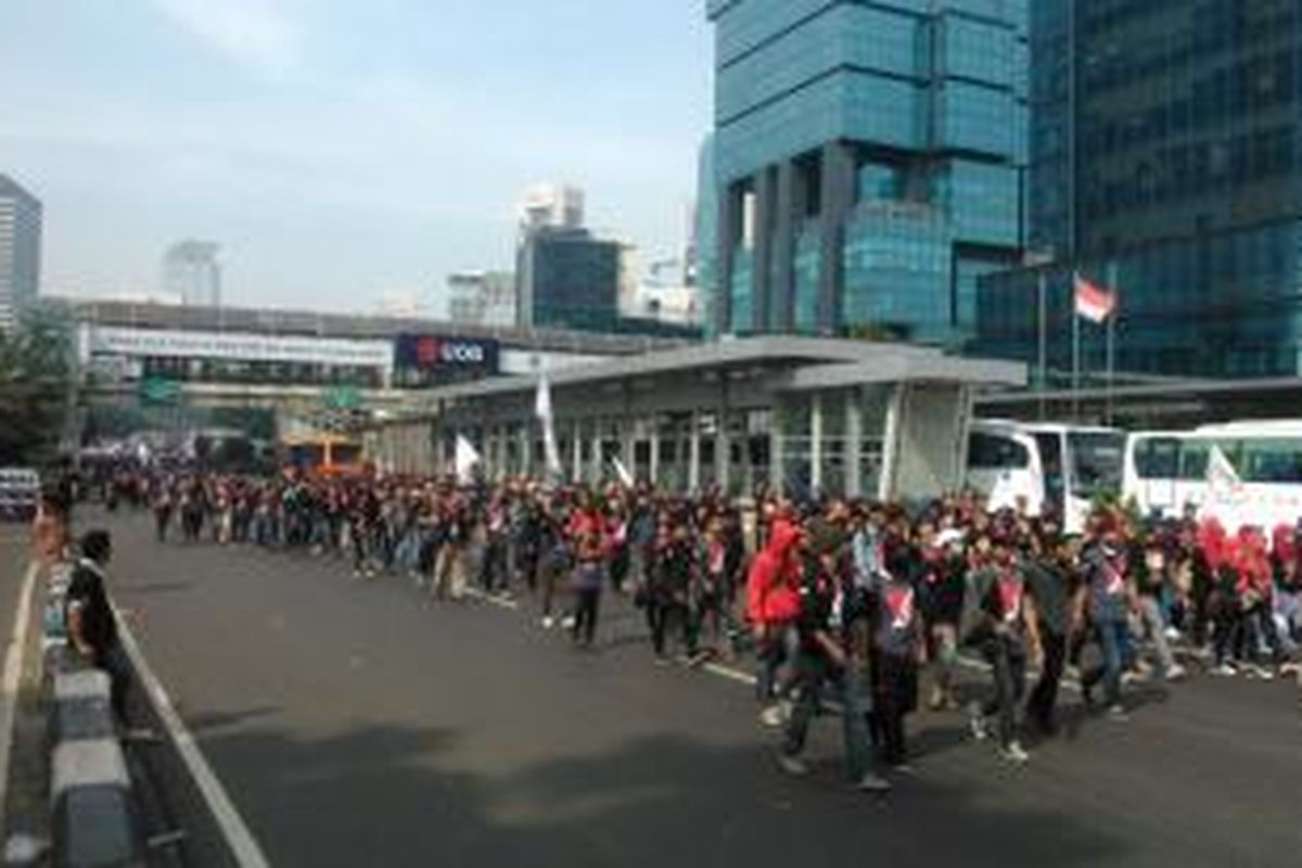 Gagal tembus bunderan HI, ribuan buruh terpaksa berjalan kaki dari Semanggi menuju bunderan HI, karena bus yang ditumpangi tidaak bisa melintasi jalur tersebut, Jumat (1/5/2015)