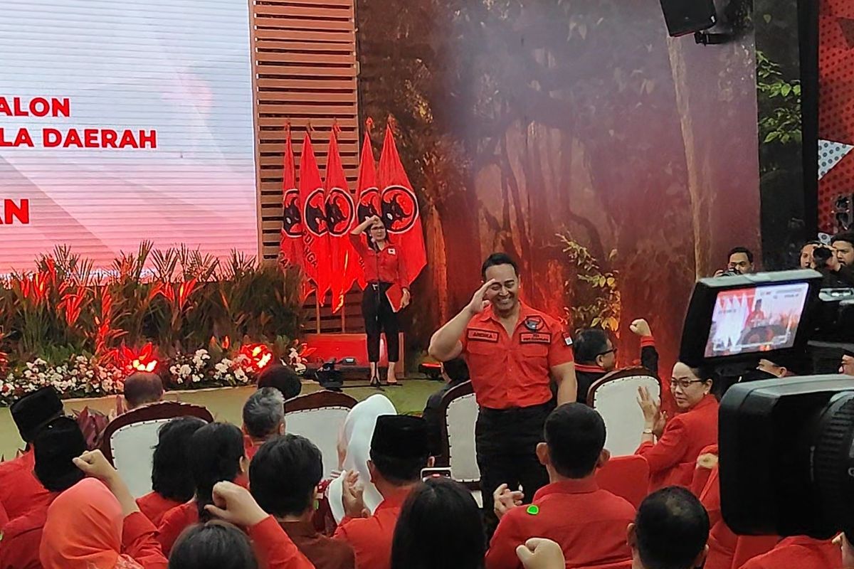 Mantan Panglima TNI Jenderal TNI (Purn) Andika Perkasa memberikan hormat ketika namanya disebut sebagai yang diusung PDI-P untuk Pilkada Jawa Tengah (Jateng), di Kantor DPP PDI-P, Jalan Diponegoro, Menteng, Jakarta Pusat, Senin (26/8/2024). | Bursa cagub cawagub pilkada Jateng 2024