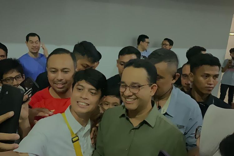 Calon Presiden Koalisi Perubahan, Anies Baswedan, saat melayani penonton Piala Dunia U17 2023 untuk berfoto di Jakarta International Stadium (JIS) pada Jumat (24/11/2023).