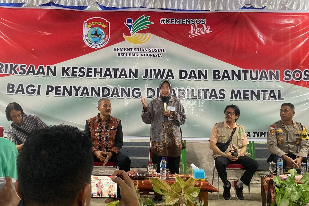 Menteri Sosial (Mensos) Tri Rismaharini memberikan sambutan dalam acara Pemeriksaan Kesehatan Jiwa dan Pemberitan Bantusan Sosial bagi orang dengan gangguan jiwa (ODGJ) dan penyandang disabilitas di Puskesmas Kanatang, Waingapu, Kabupaten Sumba Timur, Nusa Tenggara Timur (NTT), Kamis (2/5/2024).
