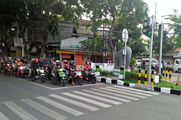 Penampakan patung gajah yang ramai menjadi perbincangan warga, yang terletak di perlimaan Sukorame, Gresik.