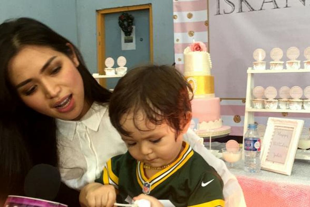 Artis peran yang juga pembawa acara Jessica Iskandar saat diabadikan di panti asuhan Dorkas, Kebon Sirih, Jakarta Pusat, Minggu (29/1/2017).
