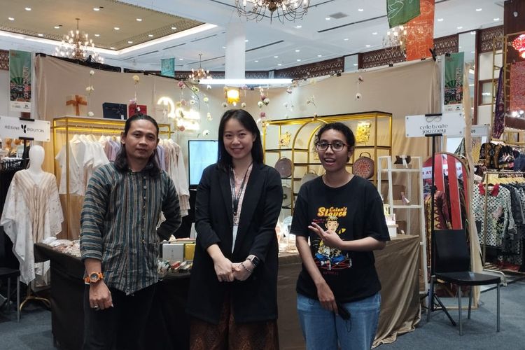 Melisa Darmawan (tengah) dan dua karyawannya di Booth INACRAFT in October 2023, di Jakarta Convention Center, Jumat (6/10/2023).
