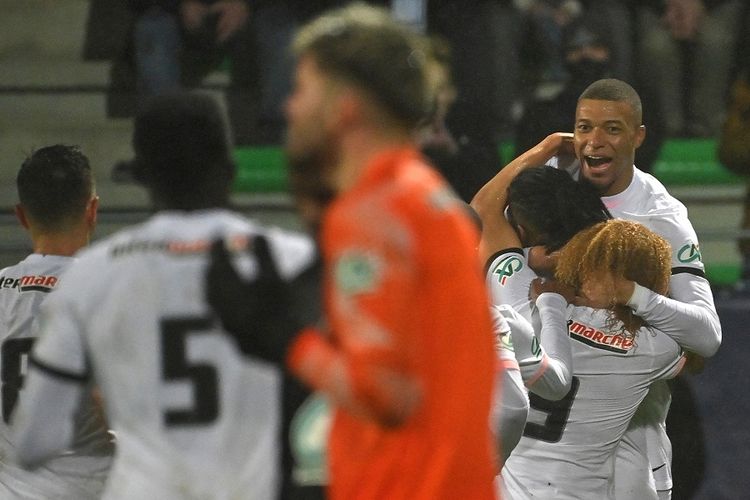 Striker Paris Saint-Germain (PSG) Kylian Mbappe (kanan) merayakan gol bersama rekan satu timnya pada babak 16 besar Piala Perancis antara Vannes vs PSG di Stadion La Rabine di Vannes, Perancis barat, pada Januari 3, 2022.