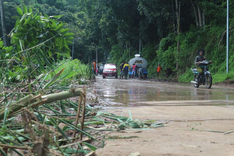 Kondisi jalur Pacet-Trawas, Kabupaten Mojokerto, Jawa Timur, pada Sabtu (8/2/2020). Sejumlah petugas dari Dinas PUPR Pemkab Mojokerto, melakukan pembersihan lumpur di jalan akibat longsor, Jumat petang kemarin.