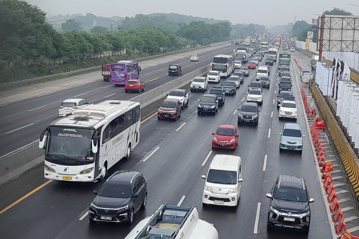 Arus lalin di ruas jalan tol Japek Km 57 pada Kamis (27/3/2025) pukul 10.00 WIB.