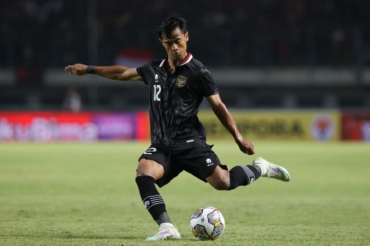 Pratama Arhan beraksi dalam laga FIFA Matchday Indonesia vs Curacao di Stadion Gelora Bandung Lautan Api, Sabtu (24/9/2022). Terkini, Pratama Arhan telah mendapat kontrak baru dari klubnya, Tokyo Verdy. Dia akan tetap bermain untuk Tokyo Verdy pada kompetisi musim 2023.