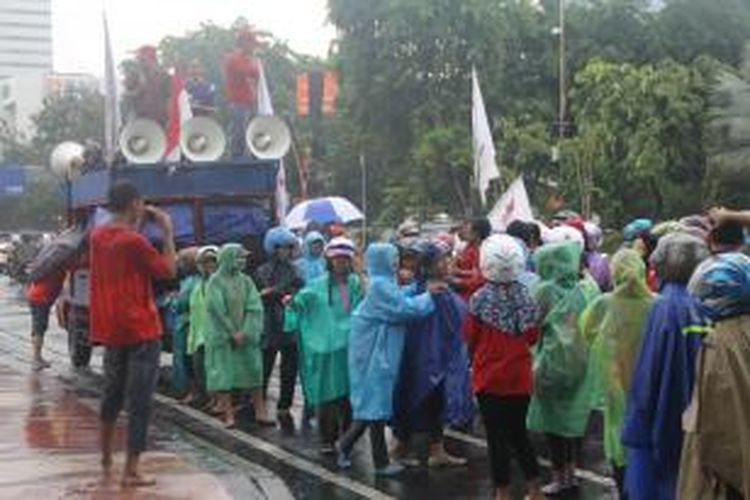 Demo buruh FSPMI di depan Gedung Negara Grahadi.