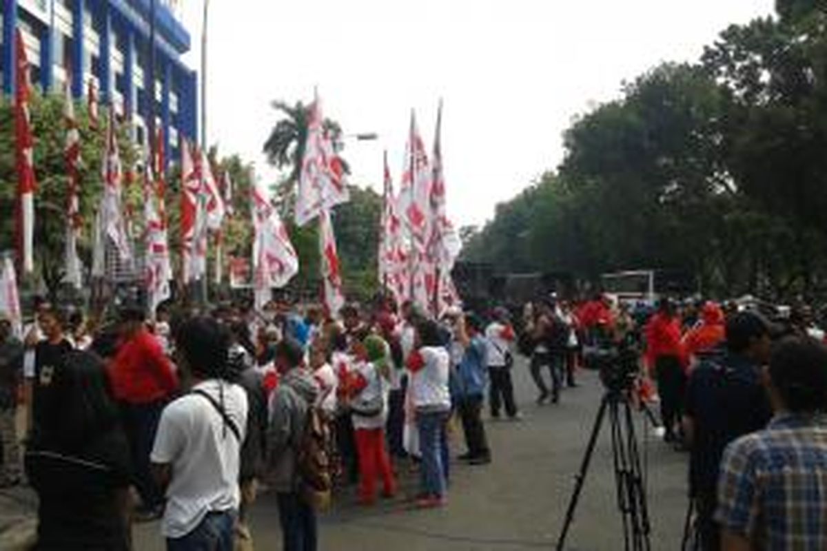 Massa pendukung Prabowo-Hatta kembali mendatangi Gedung Mahkamah Konstitusi, Senin (11/8/2014).