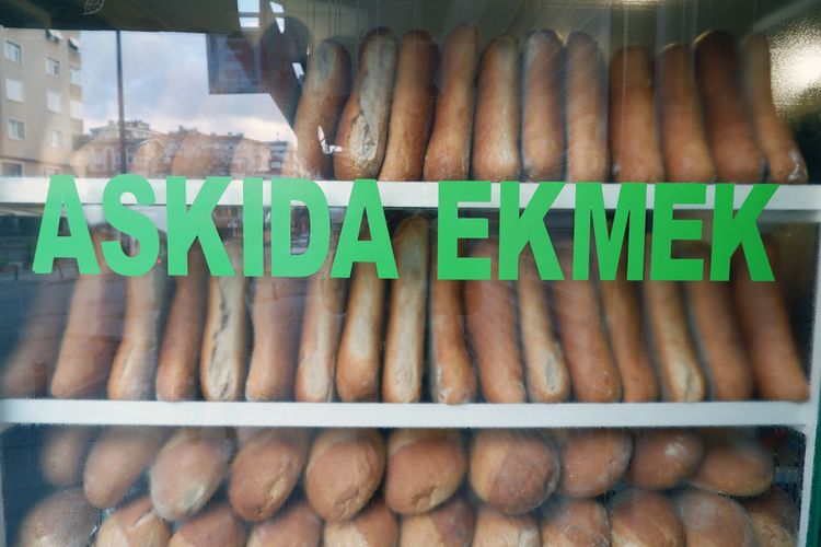 Ilustrasi toko roti di Turki yang melakukan askida ekmek, berbagi roti gratis bagi kaum yang membutuhkan. 