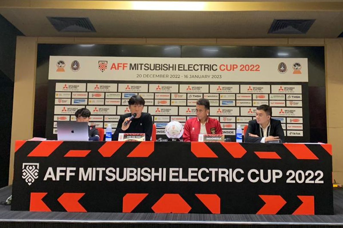 Pelatih timnas Indonesia Shin Tae-yong dan penyerang Egy Maulana Vikri menghadiri sesi konferensi pers seusai laga Piala AFF 2022 kontra Kamboja di Stadion Utama Gelora Bung Karno pada Jumat (23/12/2022) sore WIB.