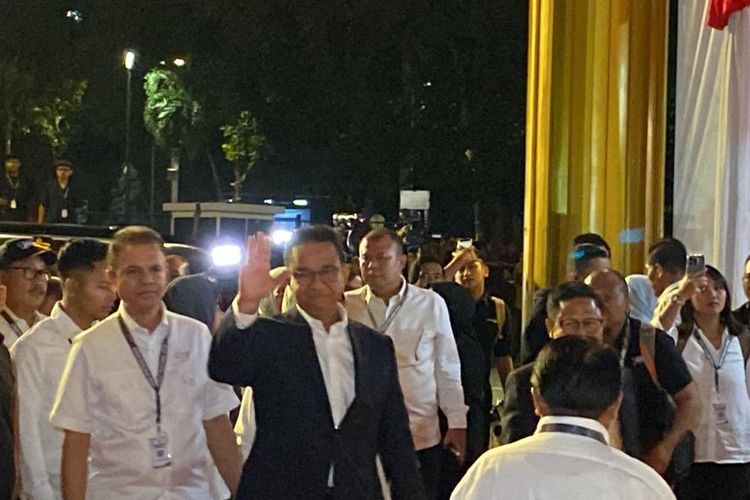 Pasangan calon presiden dan calon wakil presiden nomor urut 1, Anies Baswedan dan Muhaimin Iskandar tiba di Istora Senaya, Jakarta, Minggu (7/1/2024).