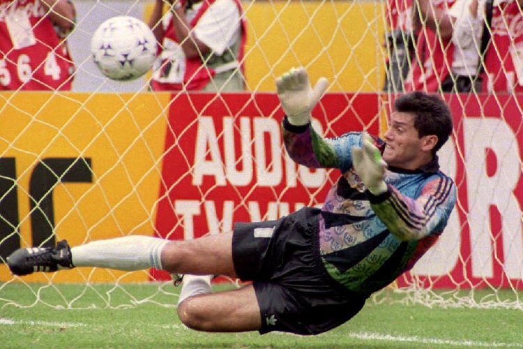 Kiper Argentina Sergio Goycochea dalam pertandingan perempat final Copa America melawan Brasil pada 27 Juni 1993. Di Piala Dunia 1990 di Italia, Sergio Goycochea melakukan ritual khusus buang air kecil sebelum melakukan adu penalti. 
