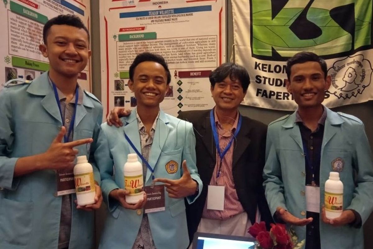 Tiga mahasiswa UNS Surakarta yang meraih prestasi pada ?The 2nd World Invention and Technology Expo (WINTEX)? dengan judul ?Mengoptimalkan Potensi Ampas Teh, Limbah Sayur Pasar dan Kotoran Ternak sebagai Pupuk Organik Cair di Desa Kemuning, Karanganyar?.