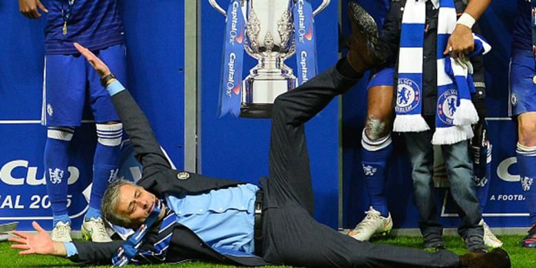 Jose Mourinho bergaya saat selebrasi juara Piala Liga Inggris. 