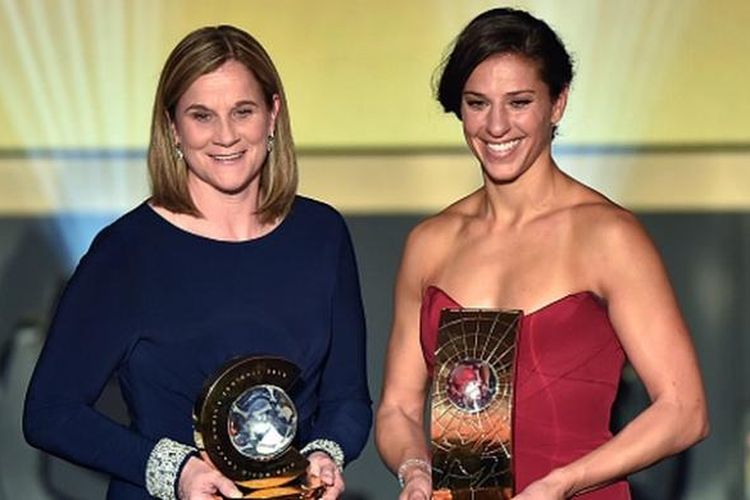 Jill Ellis dan Carli Lloyd didaulat menjadi pelatih dan pemain putri terbaik di FIFA Ballon dOr 2015, Seniin (11/1/2016). 