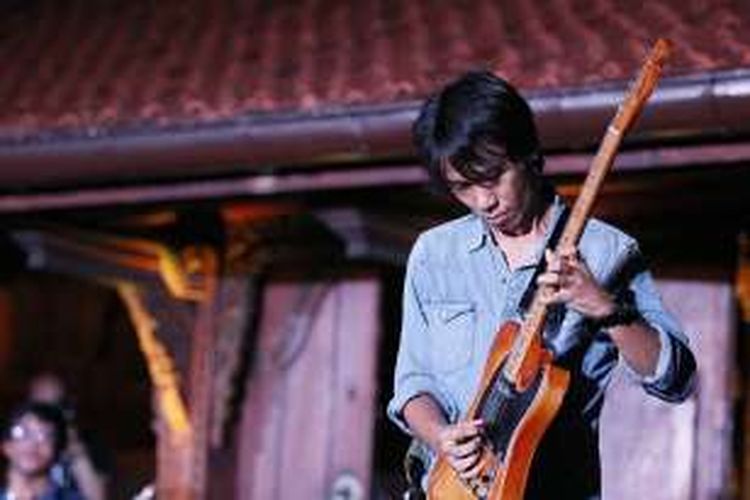 Eross Candra yang tergabung dalam grup Six Strings tampil di Bentara Budaya Jakarta, Kamis (12/5/2016). Six Strings adalah band yang terdiri dari para gitaris ternama Indonesia, beranggotakan Dewa Budjana, Eross Candra, Tohpati, Baron, Andre Dinuth, dan Baim.