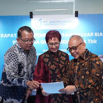 Direktur Utama KAQI  Imam Sujono, Komisaris Independen Febby Adriyani Tiwon, dan Direktur Keuangan Dodon Tri Koeswardana.