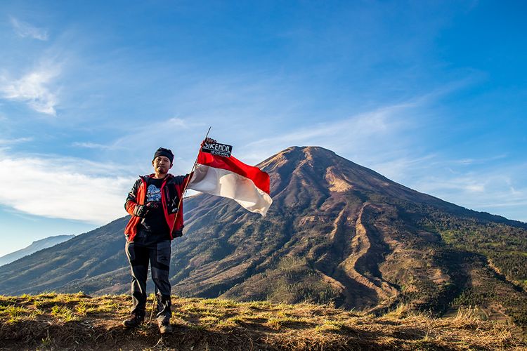 Seorang pendaki berfoto di Puncak Gunung Kendil, Temanggung, Jawa Tengah.