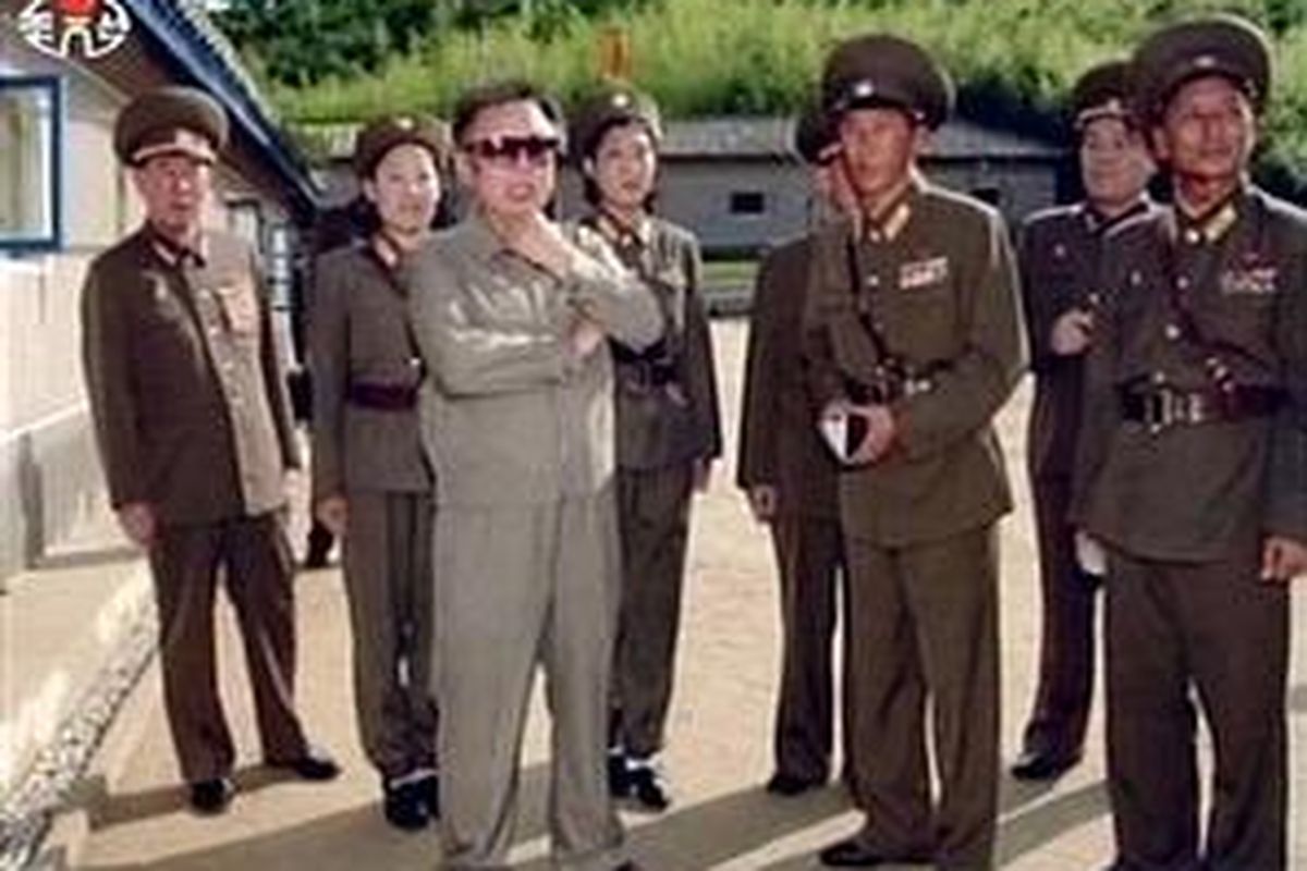 Gambar yang ditayangkan oleh  televisi Korea Utara KCTV itu tak menyebutkan kapan gambar tersebut diabadikan. Foto yang ditayangkan pada 11 Oktober 2008 ini memuat gambar Kim Jong Il yang sedang menginspeksi korps militer wanita di Korea Utara