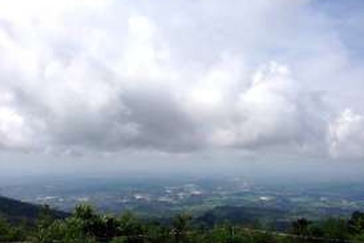 Pemandangan dari kaki Gunung Ungaran yang bisa dilihat oleh wisatawan. Atraksi wisata paralayang bisa dicoba dari kaki Gunung Ungaran di Dusun Kluwihan, Desa Sidomukti, Kecamatan Bandungan, Kabupaten Semarang, Jawa Tengah.