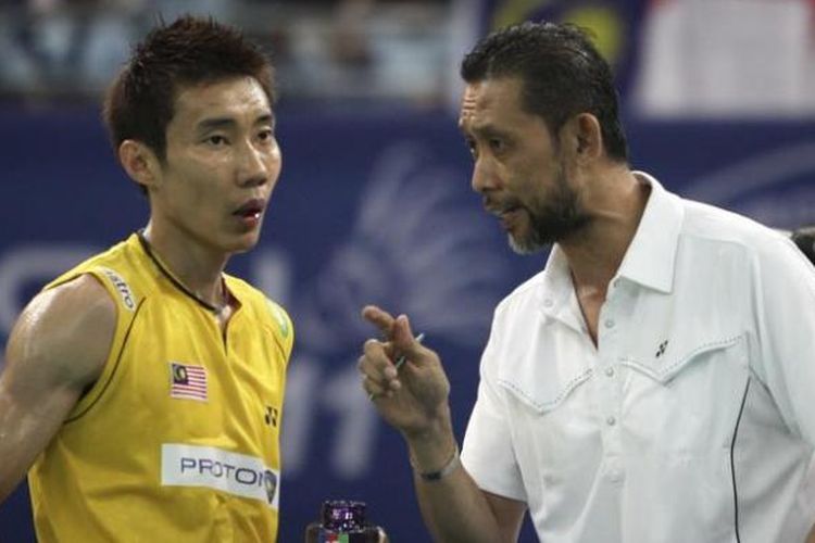 Pebulu tangkis Malaysia Lee Chong Wei mendengarkan pelatihnya ketika itu, Misbun Sidek.