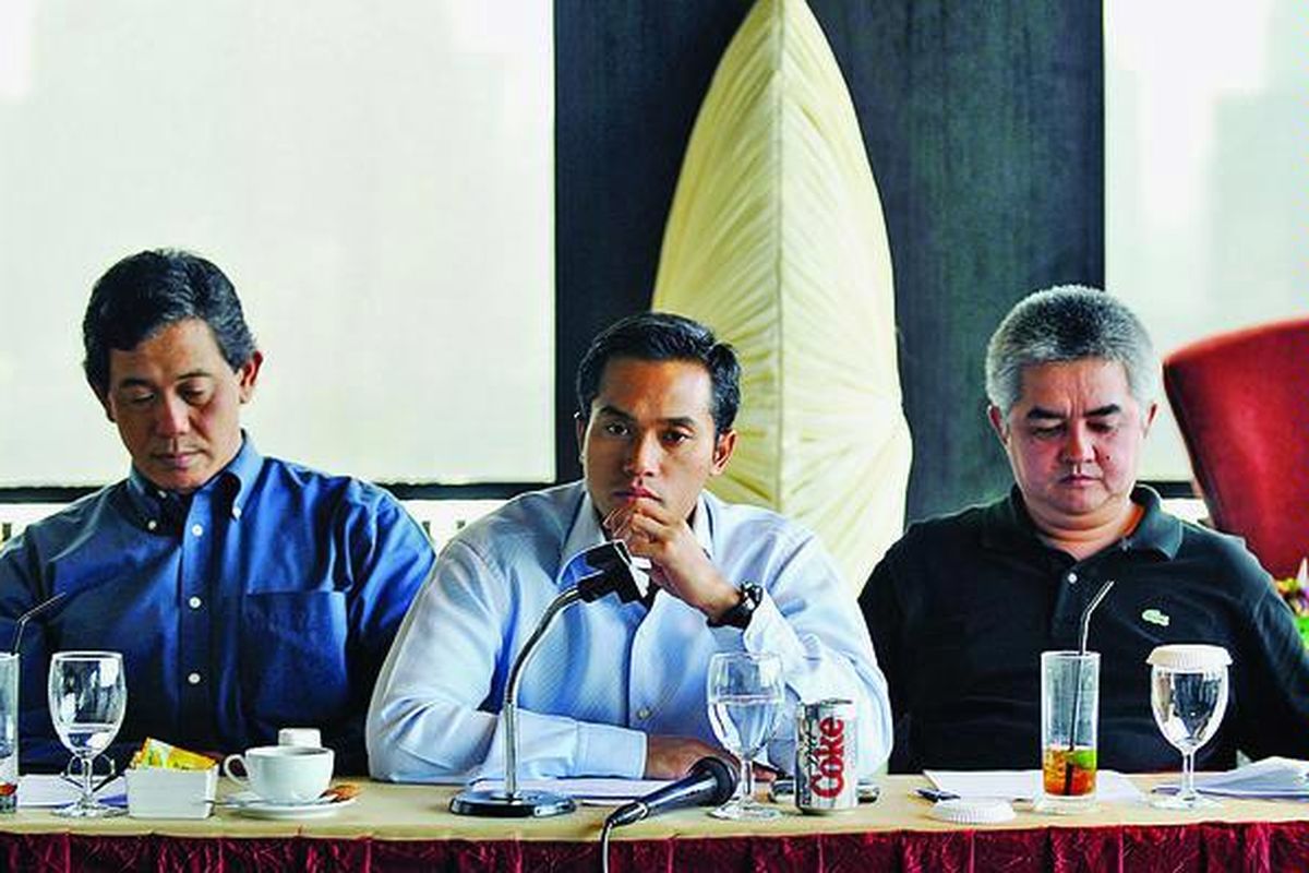 Dirut Bakrie Telecom Anindya Novyan Bakrie (tengah), Direktur Utama Bumi Resources Ari Hudaya (kiri), dan Direktur Utama Bakrie Sumatra Plantations Ambono Januarianto saat memberi keterangan pers mengenai penjualan saham anak perusahaan Bakrie, Minggu (12/10).  