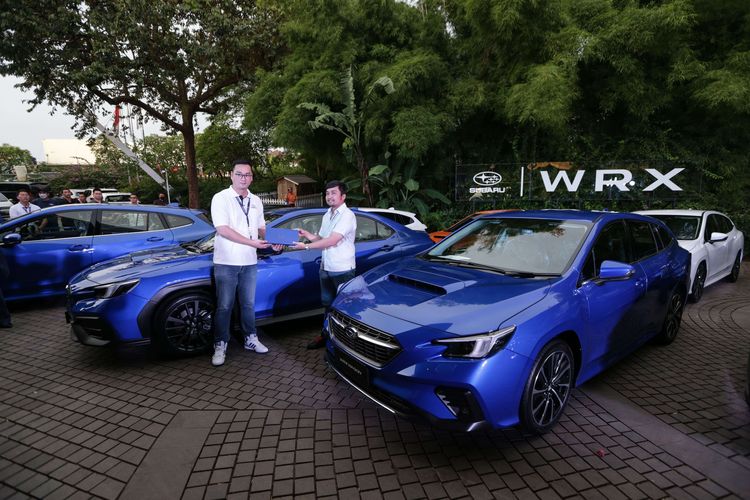 Subaru Indonesia menyerahkan unit mobil Subaru WRX pada pelanggan saat Subaru WRX First Handover di Jakarta, Minggu (2/4/2023). Subaru menyerahkan 18 unit Subaru WRX (6 unit Subaru WRX dan 12 unit Subaru WRX Wagon) dan paket spesial merchandise kolaborasi Subaru dan Common Grounds pada pelanggan.