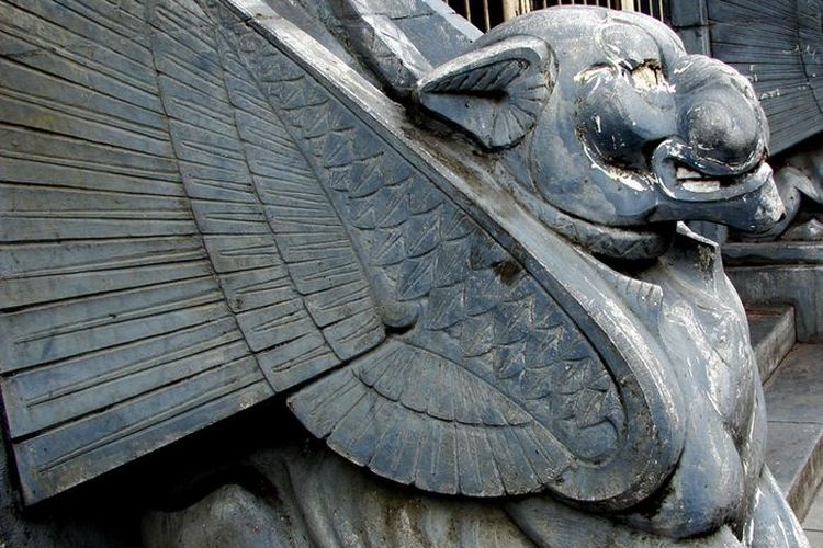 Singa bersayap di pintu masuk gedung Algemeene, karya Joseph Menders da Costa (1863-1939). Ia merupakan seniman Belanda yang banyak membuat patung dan ornamen bangunan dengan garis tegas dan simbolisme. Mengapa menampilkan dua singa bersayap?