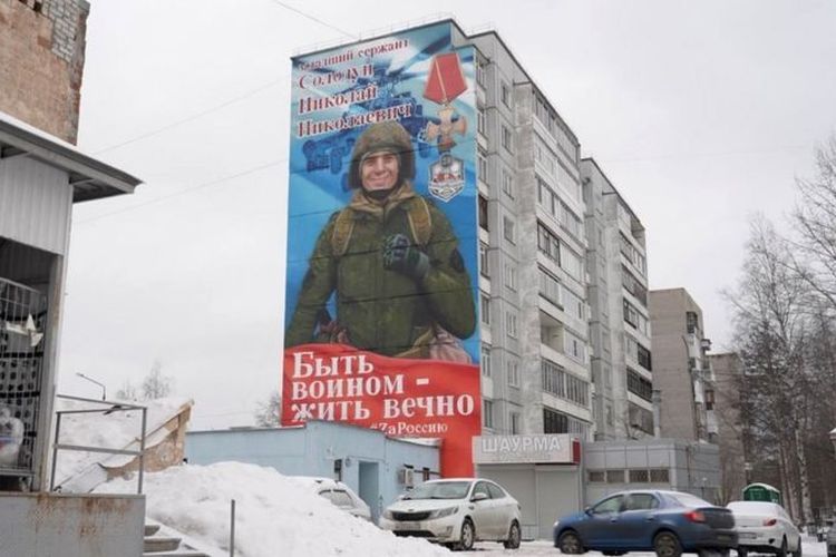 Pesan-pesan pro-perang tersebar di berbagai tempat di Rusia.