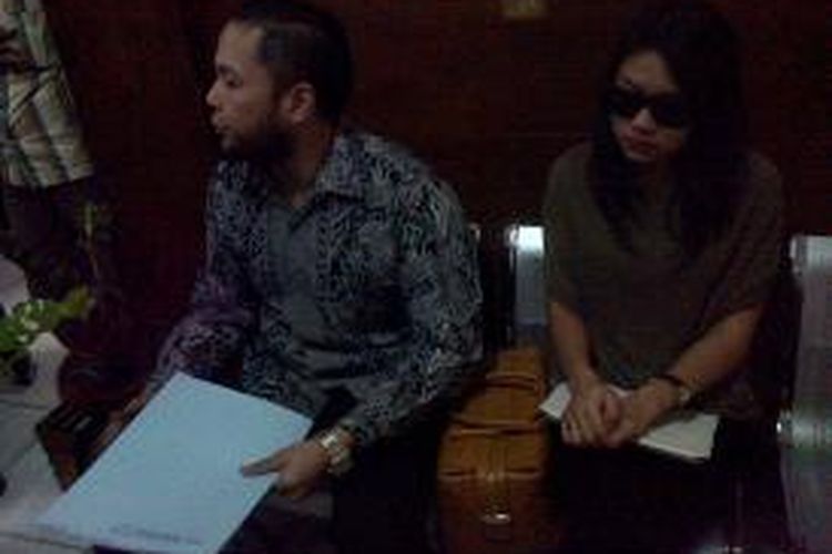 Fitri Sri Handayani (kanan), didampingi pengacaranya, melaporkan Nikita Mirzani ke Polrestabes Bandung, Senin (29/7/2013). Fitri mengaku dipukul Nikita Mirzani di Kafe Golden Monkey, Dago, Bandung, sehingga harus dirawat di rumah sakit.