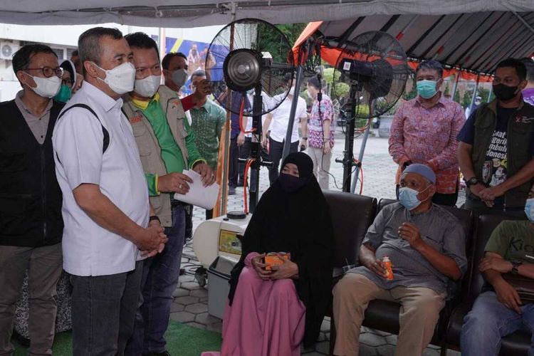 Gubernur Riau Syamsuar saat meresmikan Rumah Vaksinasi 24 jam di Kantor Dinas Kesehatan Riau, Sabtu (2/4/2022).