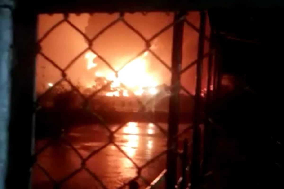 Kilang minyak di area Pertamina Refinery Unit (RU) IV Cilacap, Jawa Tengah, dilaporkan terbakar, Jumat (11/6/2021).