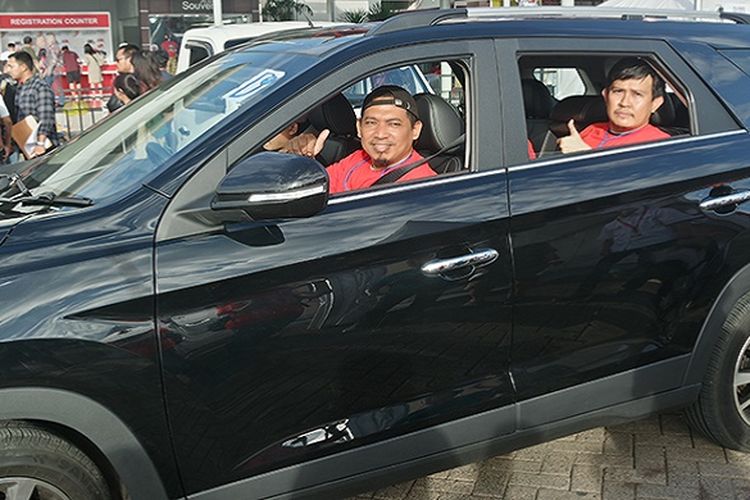 Para Blogger berkesempatan mengikuti sesi test drive DFSK Glory 560 di area JIEXPO Kemayoran. (KOMPAS.com/Tiara Fitriyani)