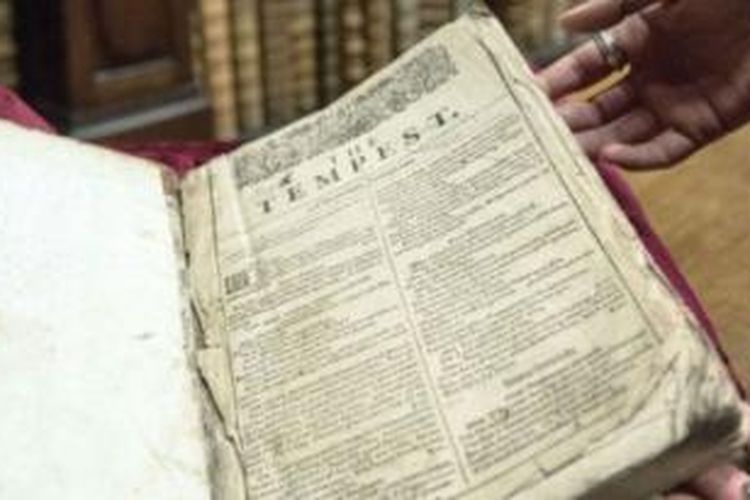 Buku Shakespeare First Folio merupakan kumpulan 38 drama karya William Shakespeare dan pertama kali diterbitkan pada 1632.