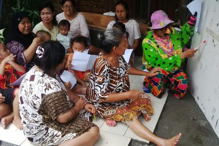 Harris mengajari warga kampung Pawiyatan Surabaya baca dan tulis, Senin (30/1/2017)