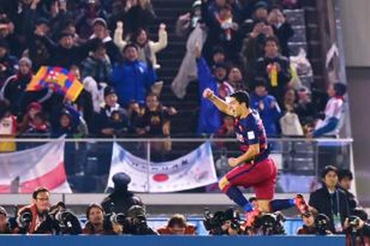 Penyerang Barcelona, Luis Suarez, berselebrasi seusai mencetak gol ke gawang River Plate pada final Piala Dunia Antarklub 2015, Minggu (20/12/2015). 