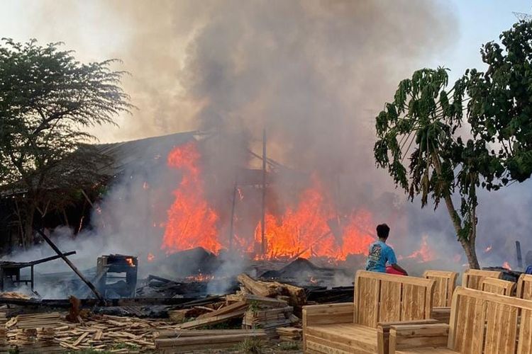 Gudang mebel di Desa Keboncandi, Kecamatan Gondangwetan, Kabupaten Pasuruan, Jawa Timur ludes terbakar saat kondisi gudang maaih sepi. Akibat kejadian itu pemilik merugi hingga 50 juta karena barat mebeler yang siap kirim ludes terbakar, Selasa) 26/08/2025) 