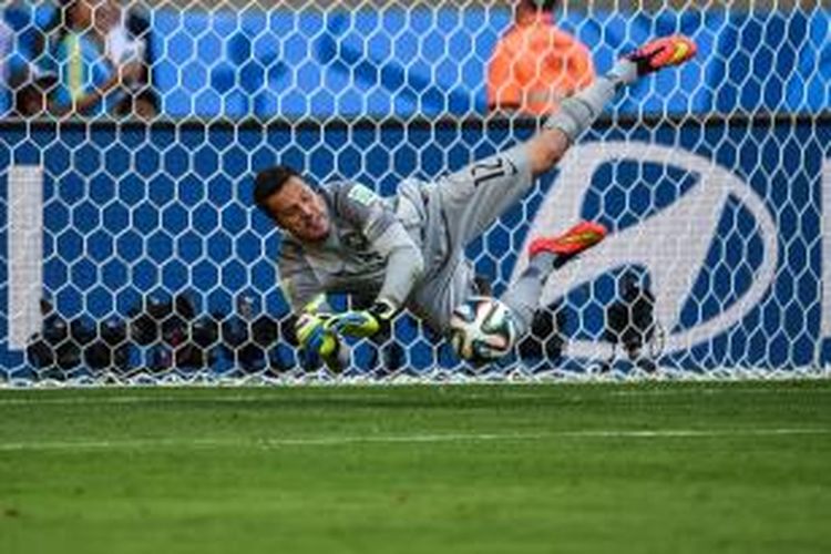 Kiper Brasil, Julio Cesar, mengantisipasi tembakan seorang pemain Cile, pada babak adu penalti laga 16 besar Piala Dunia, di Estadio Mineirao, Belo Horizonte, Sabtu (28/6/2014).