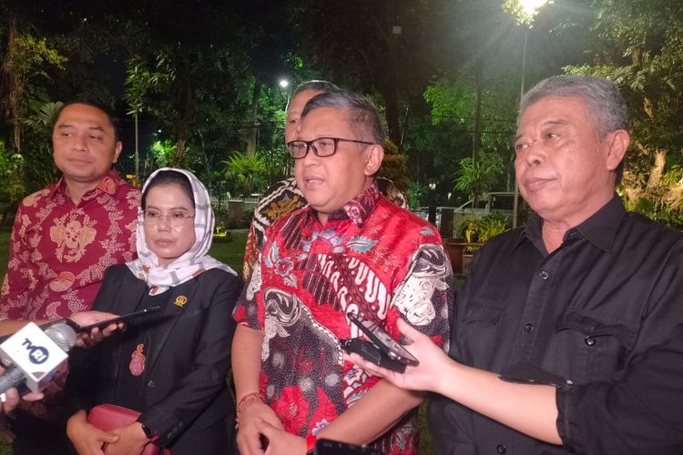 Sekretaris Jenderal DPP PDI-P Hasto Kristiyanto ditemui di Rumah Dinas Wali Kota Surabaya, Kamis (10/11/2022) malam.